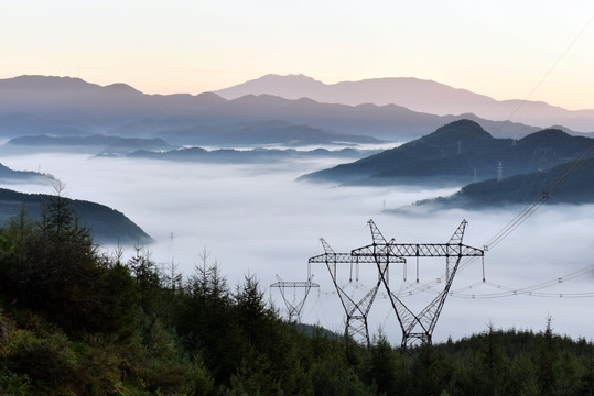 高压铁塔 山谷晨雾