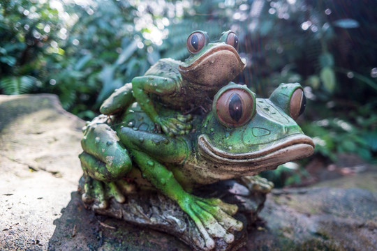 青蛙母子雕塑