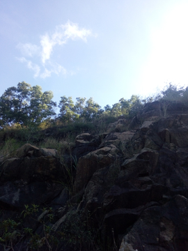 山坡岩石