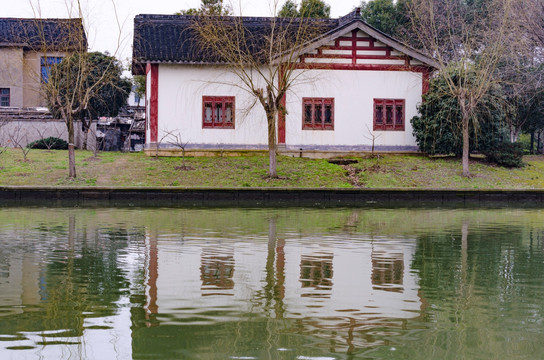 水边的中式建筑