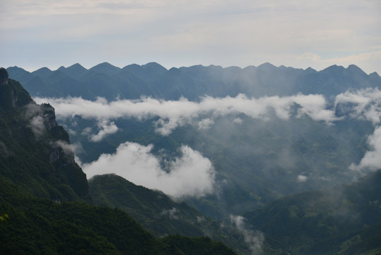 群山连绵