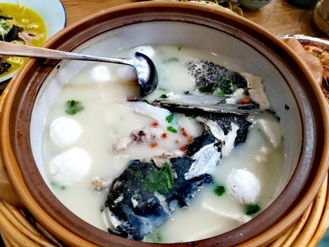 鱼头鱼丸砂锅汤