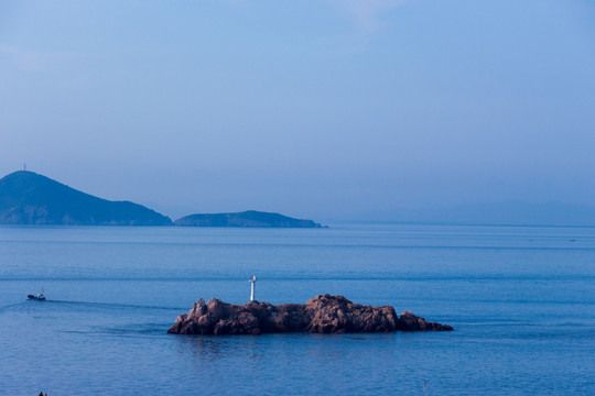 清晨海岛上的灯塔