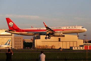 日落时分 飞机降落 四川航空