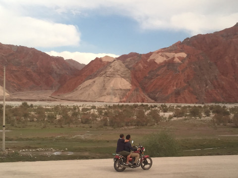 喀什噶尔的五彩山