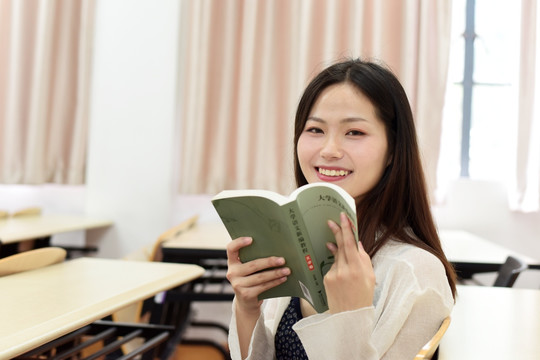 教室里的女学生