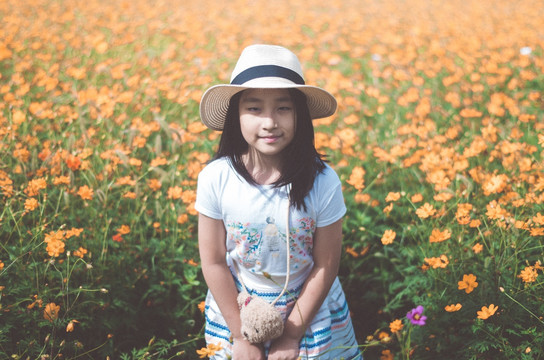 花海里的少女