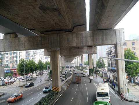 城市里的高架公路