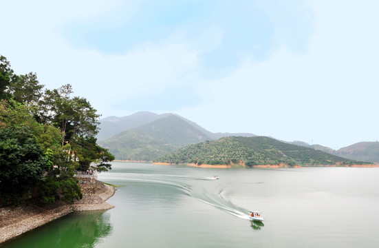 湖中游艇