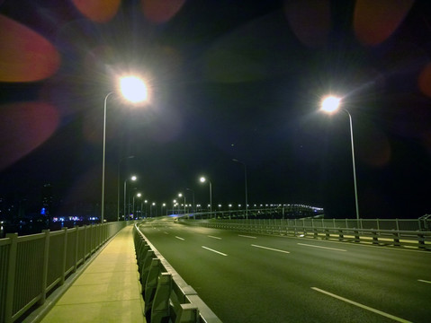 深夜里的星海湾大桥