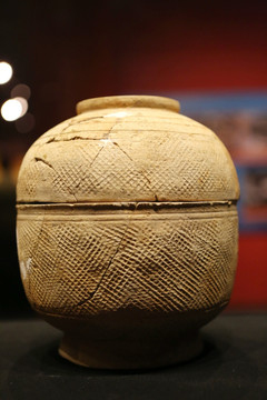 西汉海昏侯文物展带盖的陶鼎