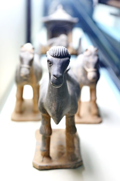 元代的灵车车组陶骆驼陶马
