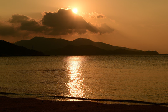 夕阳海湾沙滩
