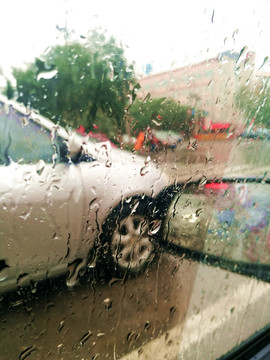 雨中车辆