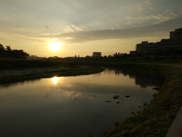 夕阳河畔