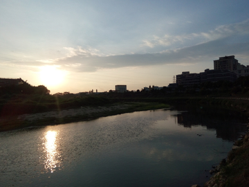 夕阳河水