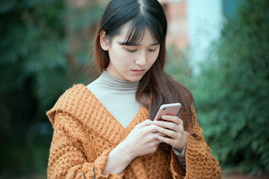 正在使用手机交流的女孩