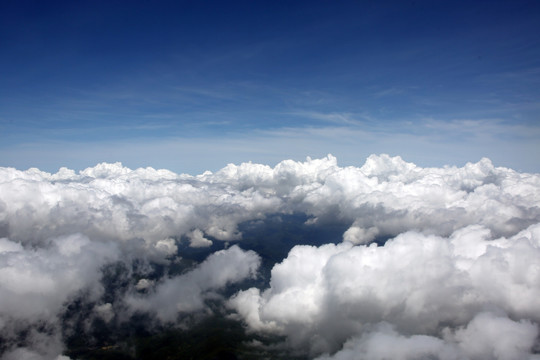 空中飞行 白云朵朵