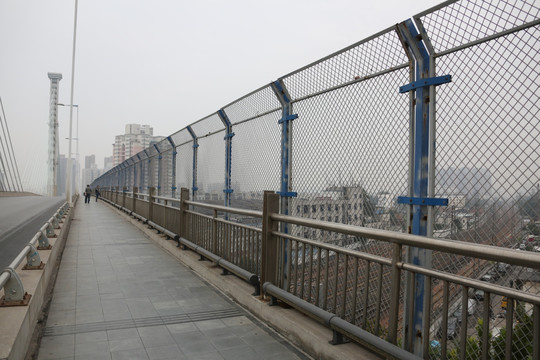 高架桥护栏人行道