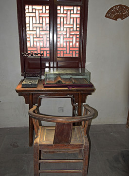 窗前的老式文案书桌