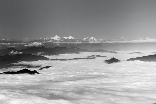 航拍云海 雪山 黑白水墨画