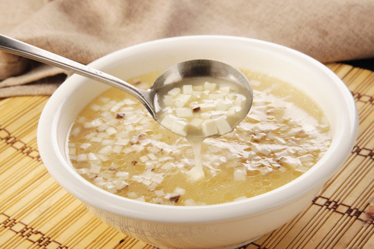双菇豆腐汤