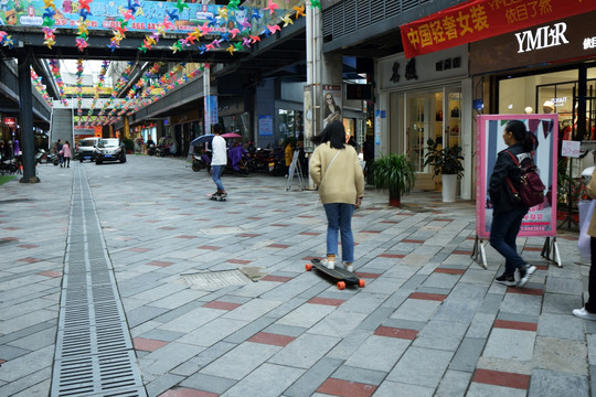 街头 滑滑板 少年