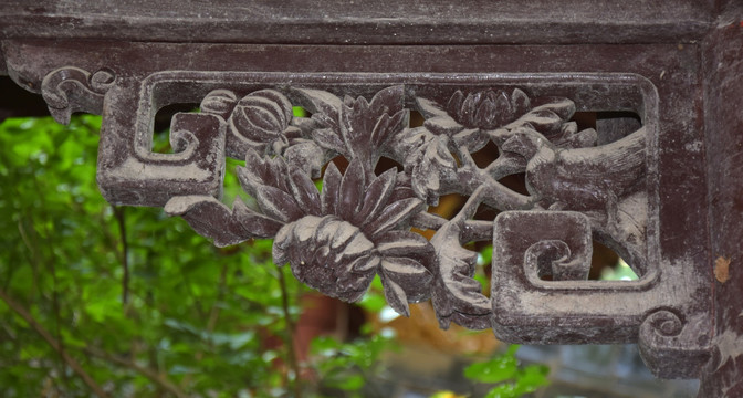 古建筑上的花卉雕刻