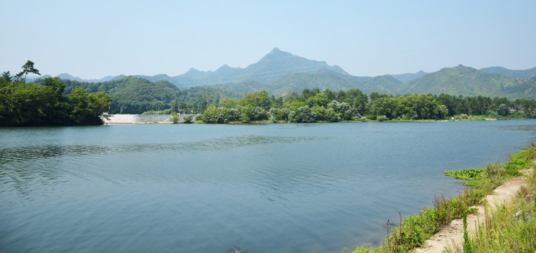 宽阔的河流风景图