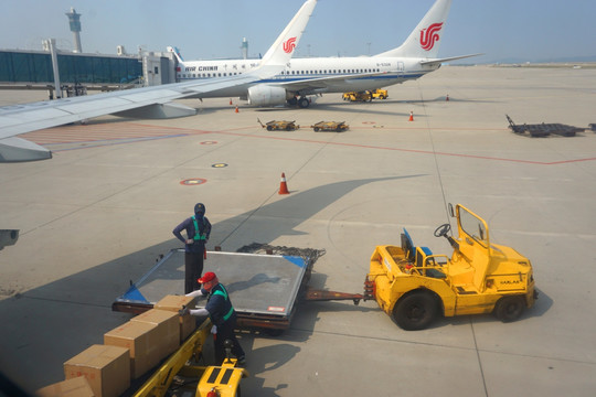 韩国仁川机场 地勤 装卸行李