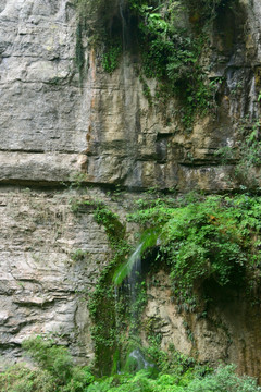 绝壁山泉瀑布