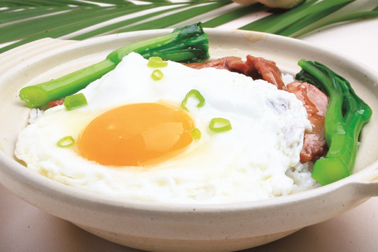 鸡肉牛肉煲仔饭