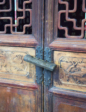 古代木质门的铜锁