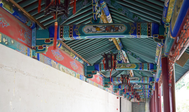 传统走廊的梁柱彩绘