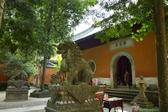 石狮子守护的寺院