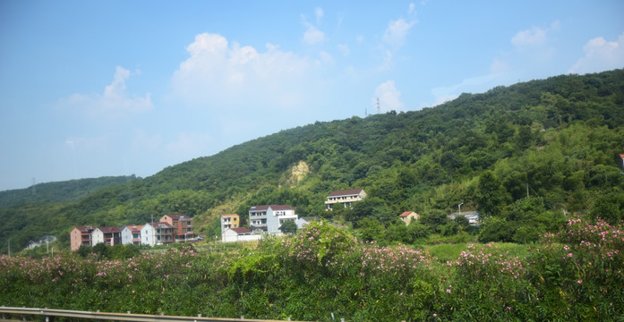 绿色山脉间的村庄