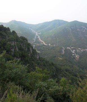 山脉间的道路和村庄