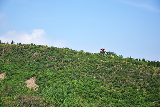 山岭上的仿古凉亭