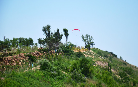 山顶的滑翔伞