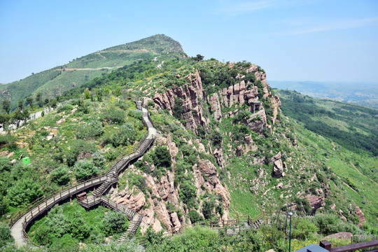 绿色山坡上的观景道路