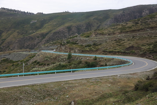 新疆地貌 新疆公路 山间公路
