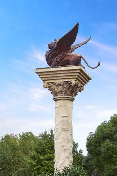立柱上的飞狮雕塑