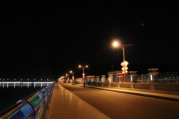 拉萨河边夜景