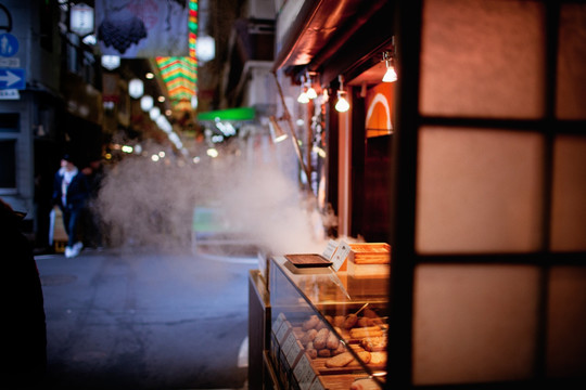 京都锦市场的热气腾腾的美食