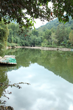 平静的湖水