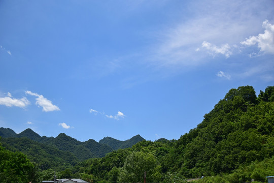 山峦起伏秀美风景图