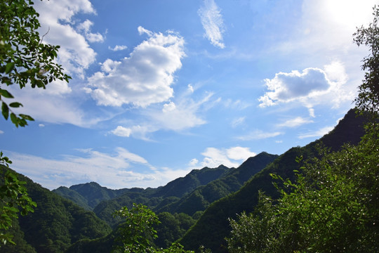 蓝天白云和层叠的山脉