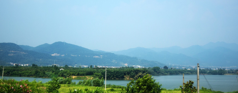 连绵的远山和河流