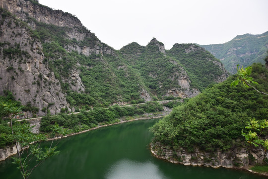 青山和绿水风景图
