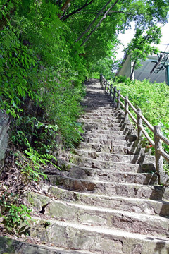 石头台阶登山路